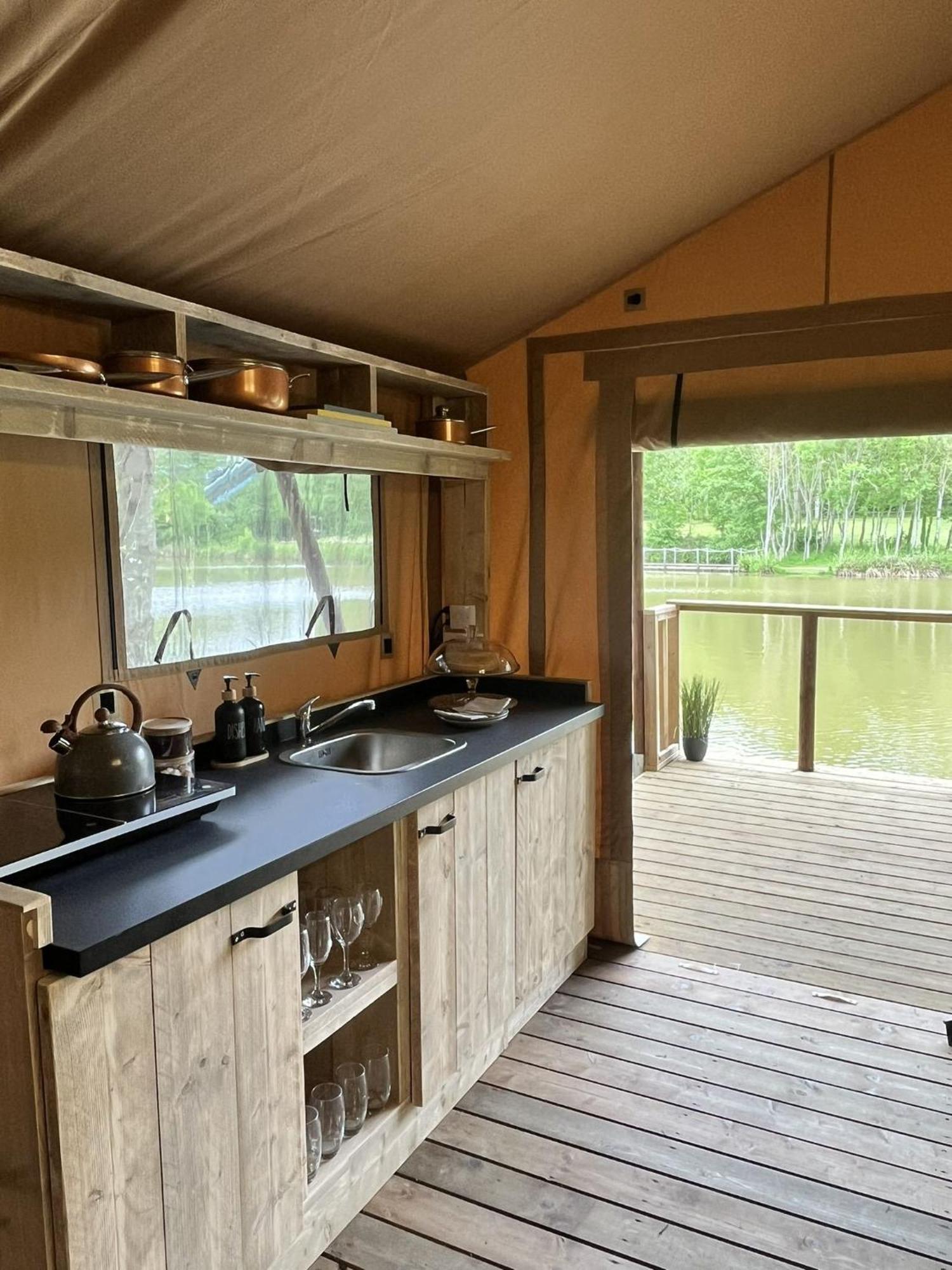 Teal Safari Tent ドロイトウィッチ エクステリア 写真
